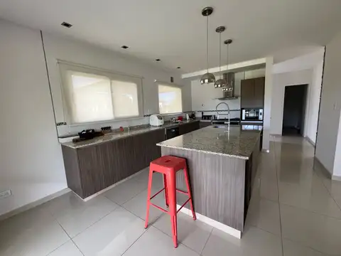 Casa 7 ambientes con 3 baños