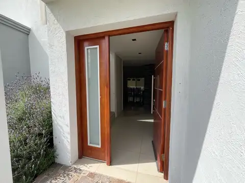Casa en Alquiler en Haras Santa María, USD 1.600