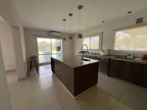 Casa en Alquiler con 4 cocheras
