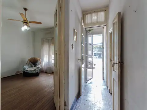 Casa 8 ambientes con 2 baños