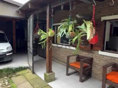 Oportunidad en Los Robles: Casa con 2 Dormitorios, Patio y Doble Cochera