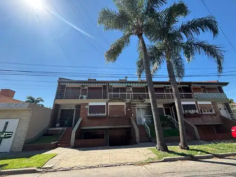 Duplex en venta de 4 amb con patio y cochera cub.