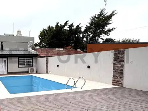 VENTA CASA CON PILETA, PARQUE SICARDI