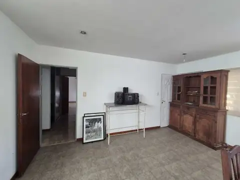 CASA EN VENTA CON PILETA CON LOTE LINDERO SICARDI