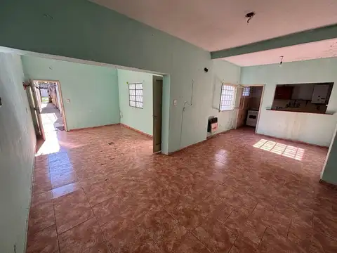 VENTA CASA DE PASILLO DOS DORMITORIOS Y PATIO