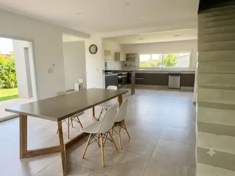 Casa en Alquiler con 4 cocheras