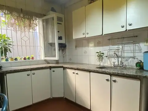 Casa 5 ambientes con 2 baños