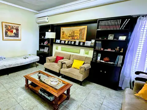 Casa en Venta con 4 cocheras