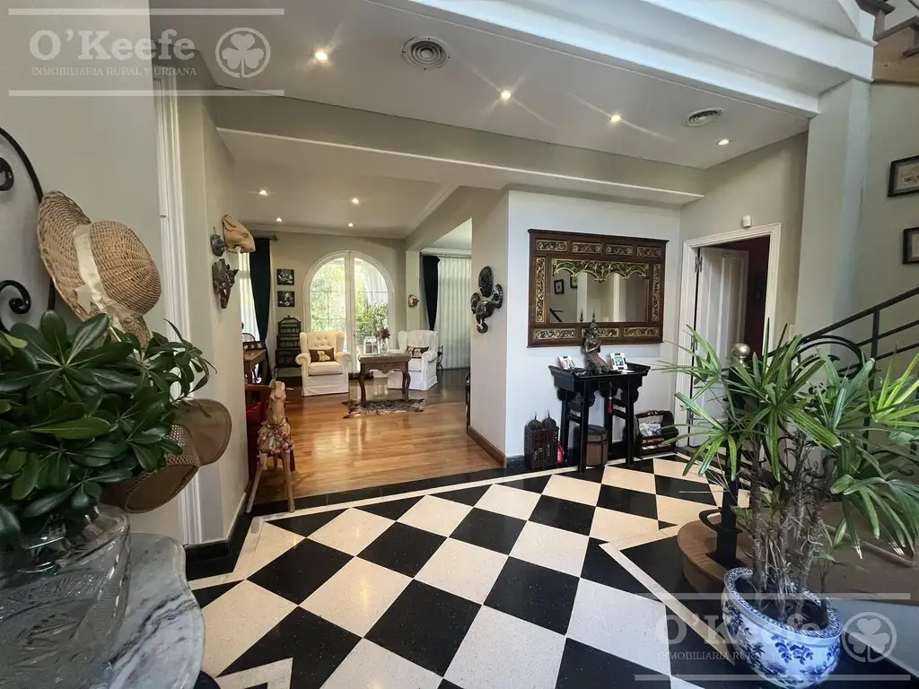 Casa en venta de estilo francés de cinco ambientes en Abril Club de Campo - Apto Credito - 4 dormitorios con cochera