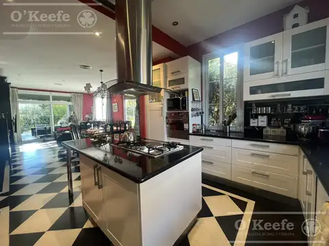 Casa en venta de estilo francés de cinco ambientes en Abril Club de Campo - Apto Credito