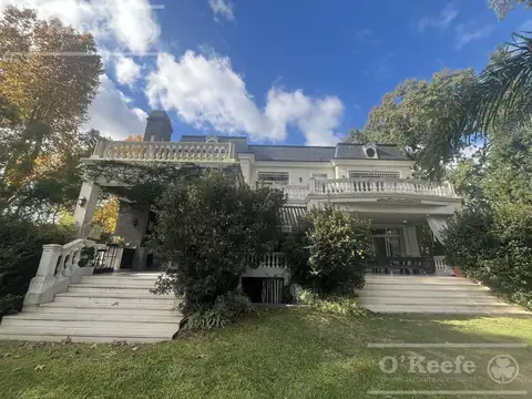 Casa en venta de estilo francés de cinco ambientes en Abril Club de Campo - Apto Credito