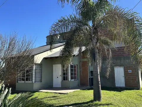 Casa de un dormitorio con construccion a terminar.