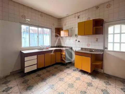 Casa en Alquiler con 2 cocheras