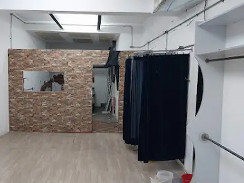 Local Comercial sobre la Av. Patricios casi esquina Pinzón