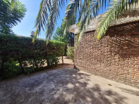 Venta Casa 3 Ambientes Con Patio y Garage en Isidro Casanova-APTO CREDITO