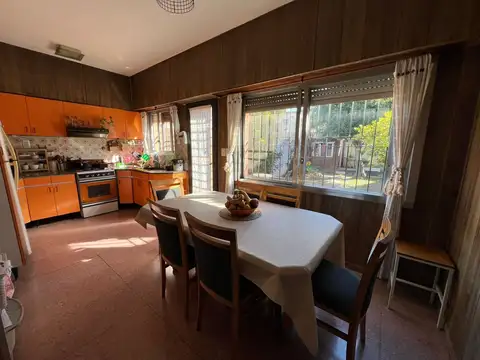 Casa 7 ambientes con 2 baños