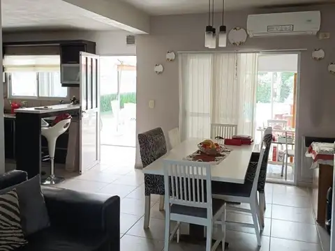 Casa en Venta con 3 cocheras