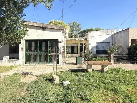 CASA A RECICLAR CON POTENCIAL Y TERRENO AMPLIO, UBICACION INMEJORABLE A METROS DE AV SANTA FE Y FACU