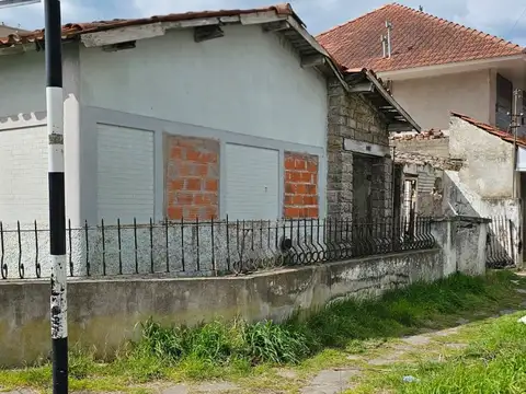 CASA 4 AMB, PATIO, GGE, TERRAZA. IDEAL PARA REFACCIONAR O DESARROLLAR.