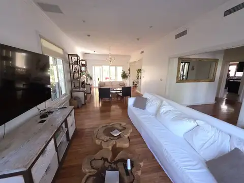 Casa en Venta con 3 cocheras
