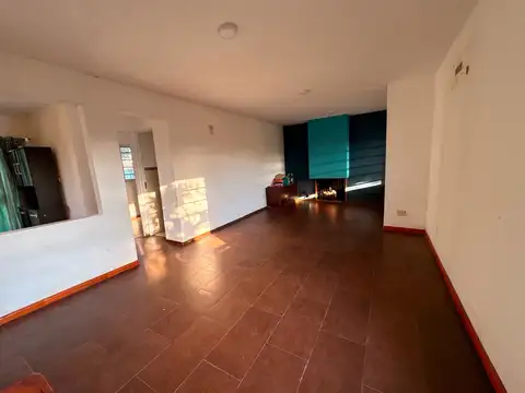 Casa 4 ambientes con 2 baños