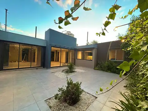 CASA  REFACCIONADA, 4 DORMITORIOS, 3 BAÑOS, GLLÉN