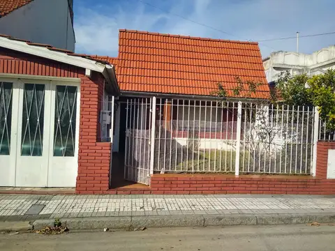 VENTA CASA 4 AMBIENTES  CON COCHERA - BANFIELD