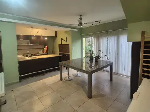 Casa en Alquiler con 3 cocheras