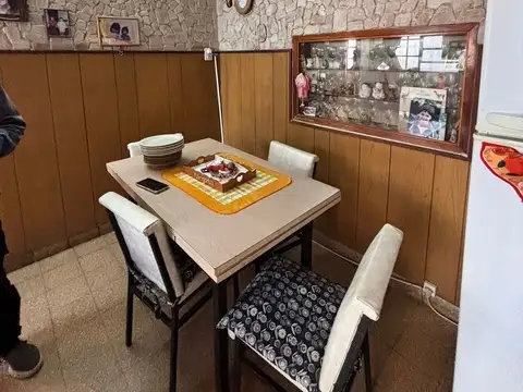 CASA INTERNA EN VENTA DOS DORMI C COCHERA ALBERDI