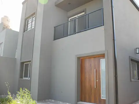 Casa en Venta con 2 cocheras