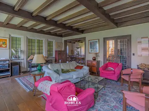 Casa 9 ambientes con 4 baños