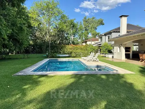 Casa en Venta con 2 cocheras