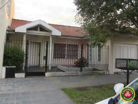 VENTA - CHALET - MUY BUENA UBICACION: A 250 METROS DE JUMBO Y 100 METROS DE FRÍAS - LOTE 10 X 44  