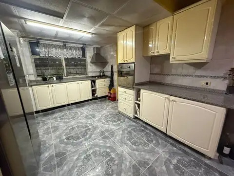 Casa 5 ambientes en lote de 1.556 m² PERMUTA