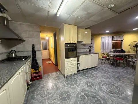 Casa 5 ambientes en lote de 1.556 m² PERMUTA