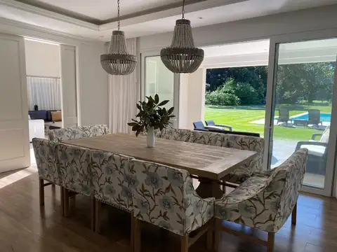 Casa 9 ambientes con 4 baños