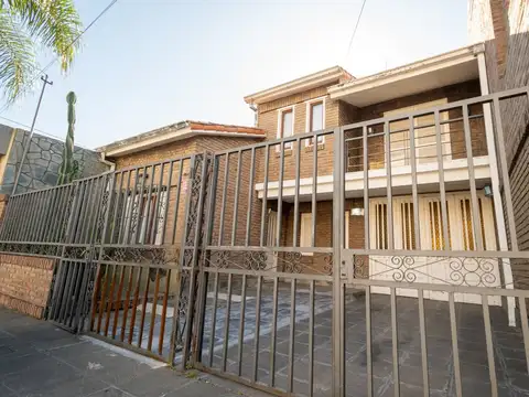 Amplia Casa con pileta. en Zona de Alta Demanda.