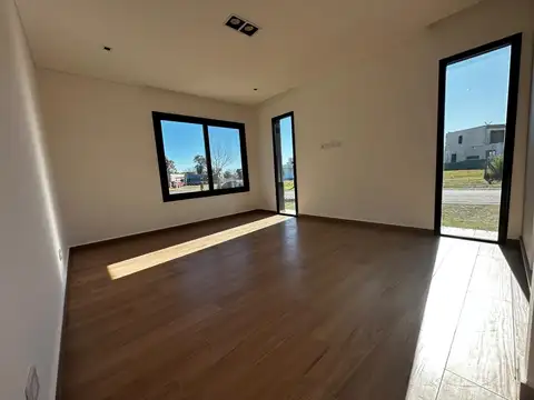 Casa en Venta en Pilar Del Este, USD 215.000