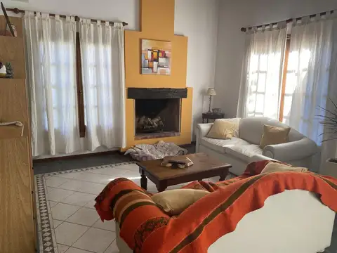 Alquiler Temporal- Casa de 3 dormitorios en Bo. cerrado de Ghiso - Bella Vista