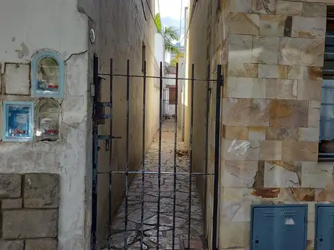 A 3 cuadras de Av. MAipú al 1000. Interesante PH con patio y terraza para reciclar  sin expensas