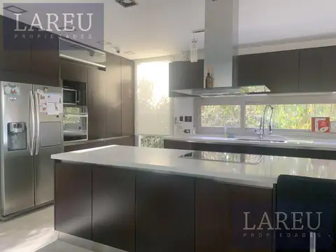 Casa en Alquiler con 2 cocheras