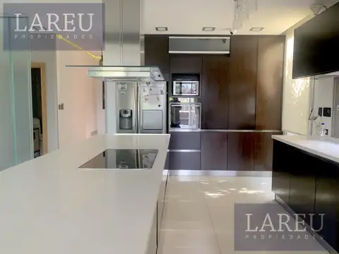 Casa 7 ambientes con 4 baños