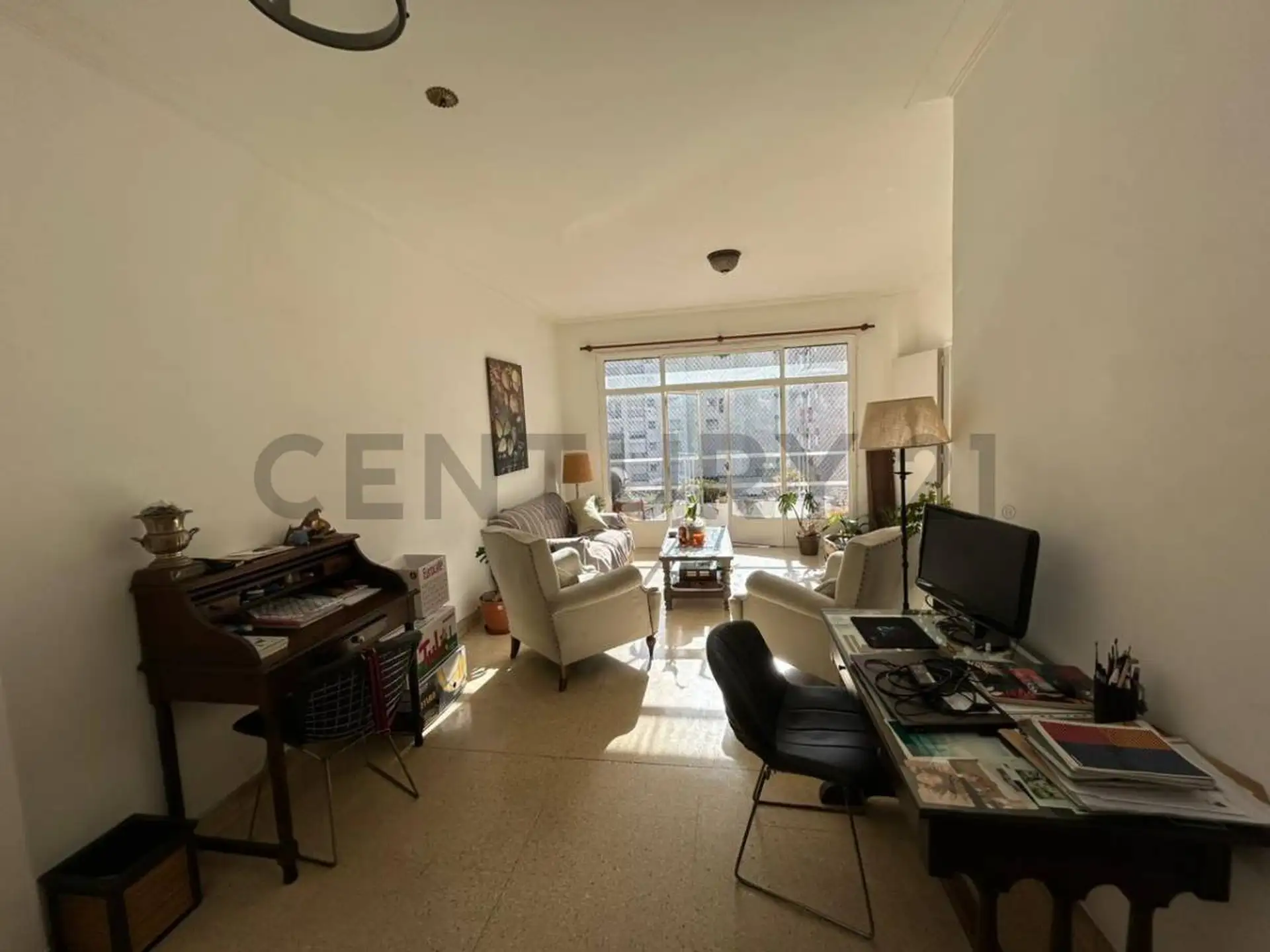 Depto 4 amb, 95m² con balcón al frente — Centro