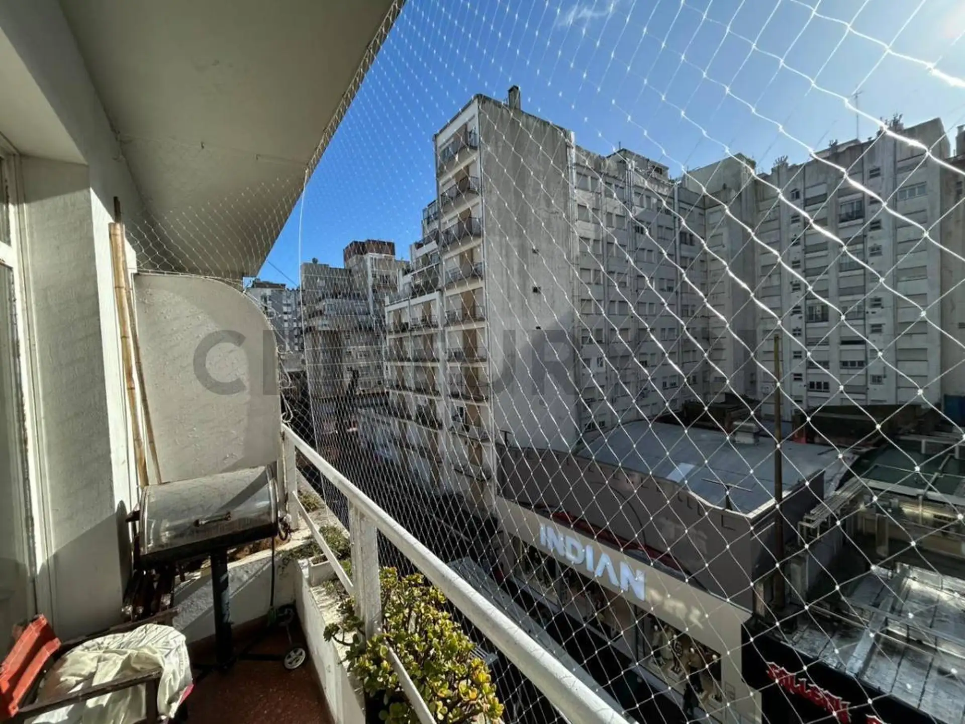 Depto 4 amb, 95m² con balcón al frente — Centro