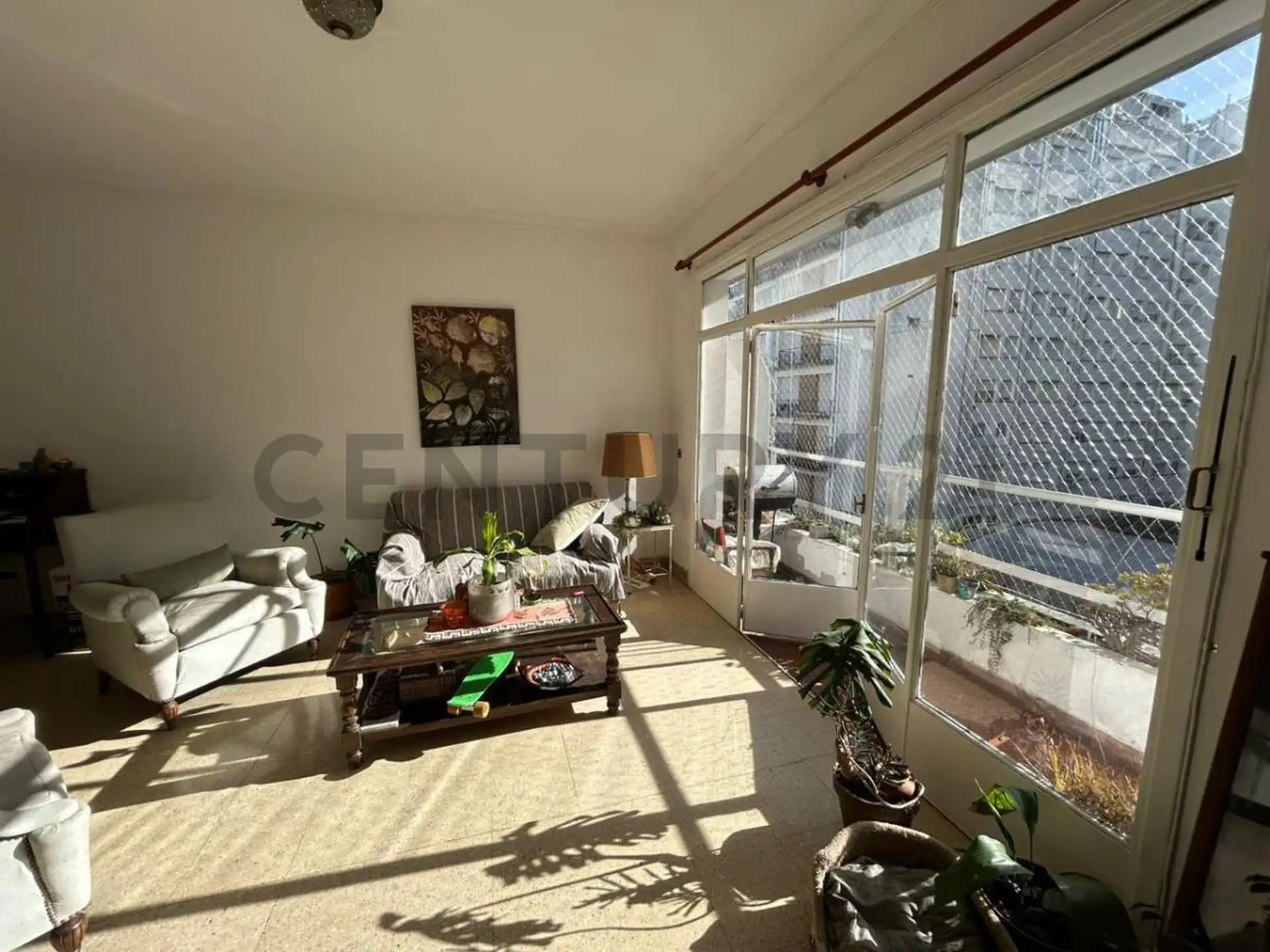 Depto 4 amb, 95m² con balcón al frente — Centro