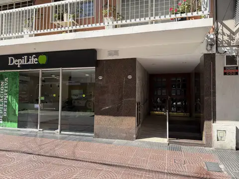 DEPARTAMENTO DE 3AMBIENTES AL FRENTE EN EXCELENTE ZONA. AMPLIO BALCON TERRAZA, IMPECABLE.