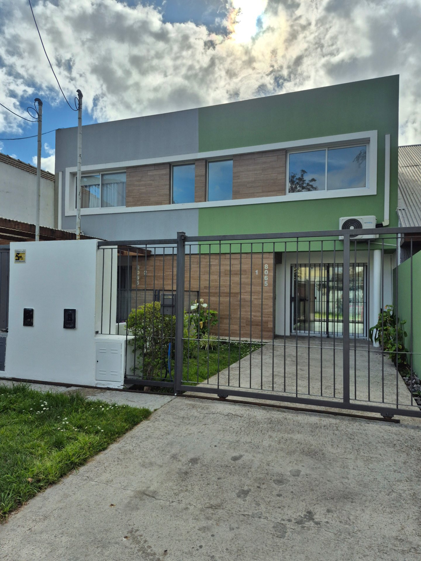 Alquiler 24 meses, duplex 3 ambientes con entrada de auto y parque, barrio la florida.