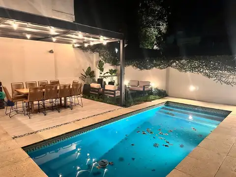 Casa de 4 ambientes en Acassuso con jardín y pileta