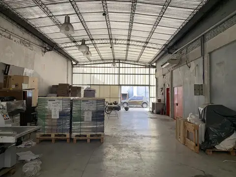 Establecimiento Industrial de 1350 m2 cubiertos, con salida a dos calles