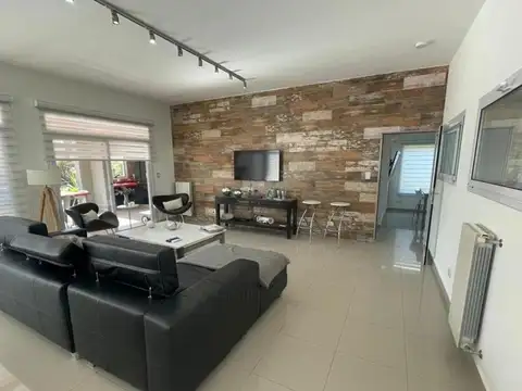 Casa 4 ambientes con 4 baños